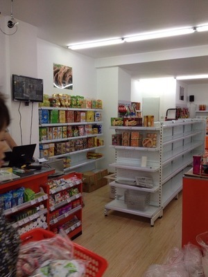 商超貨架與PET塑料食品盒 休閑零食陳列的完美搭檔